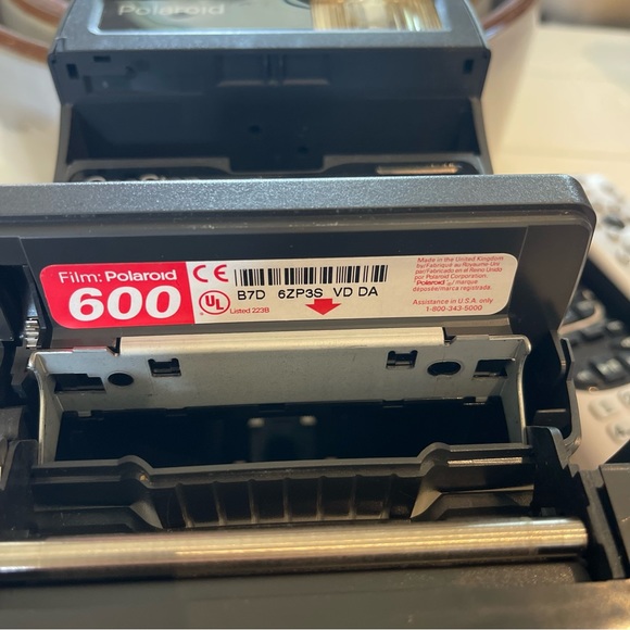 Vintage Polaroid 600 One Step Instant Camera with Electronic flash auto focus - Picture 2 of 8